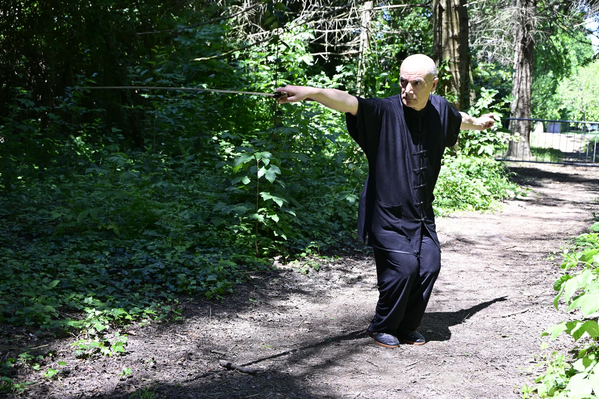 Il M° Antonio Gentile in forma di spada nel parco