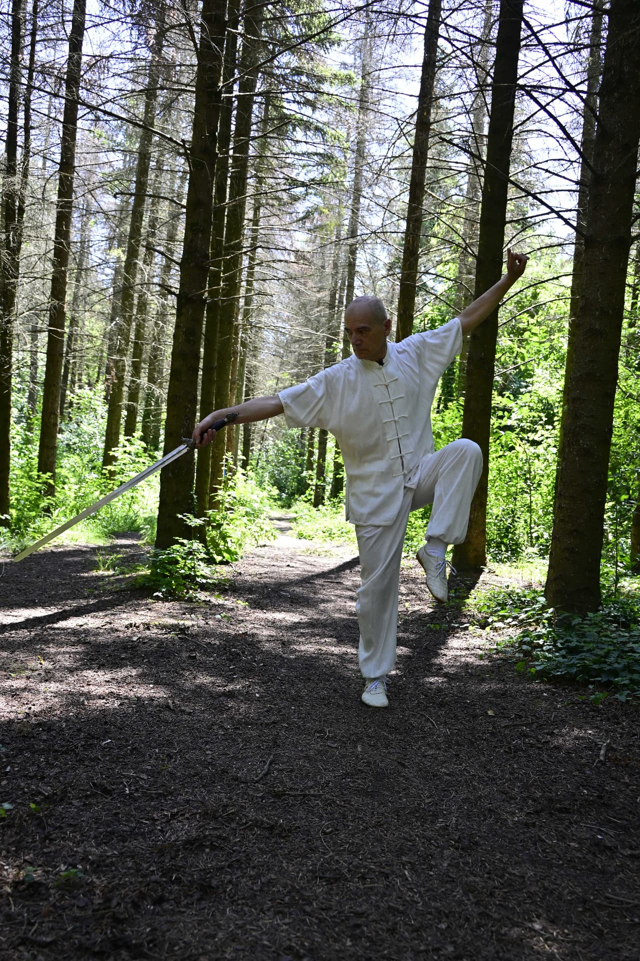 Il M° Antonio Gentile in equilibrio con la spada nel bosco