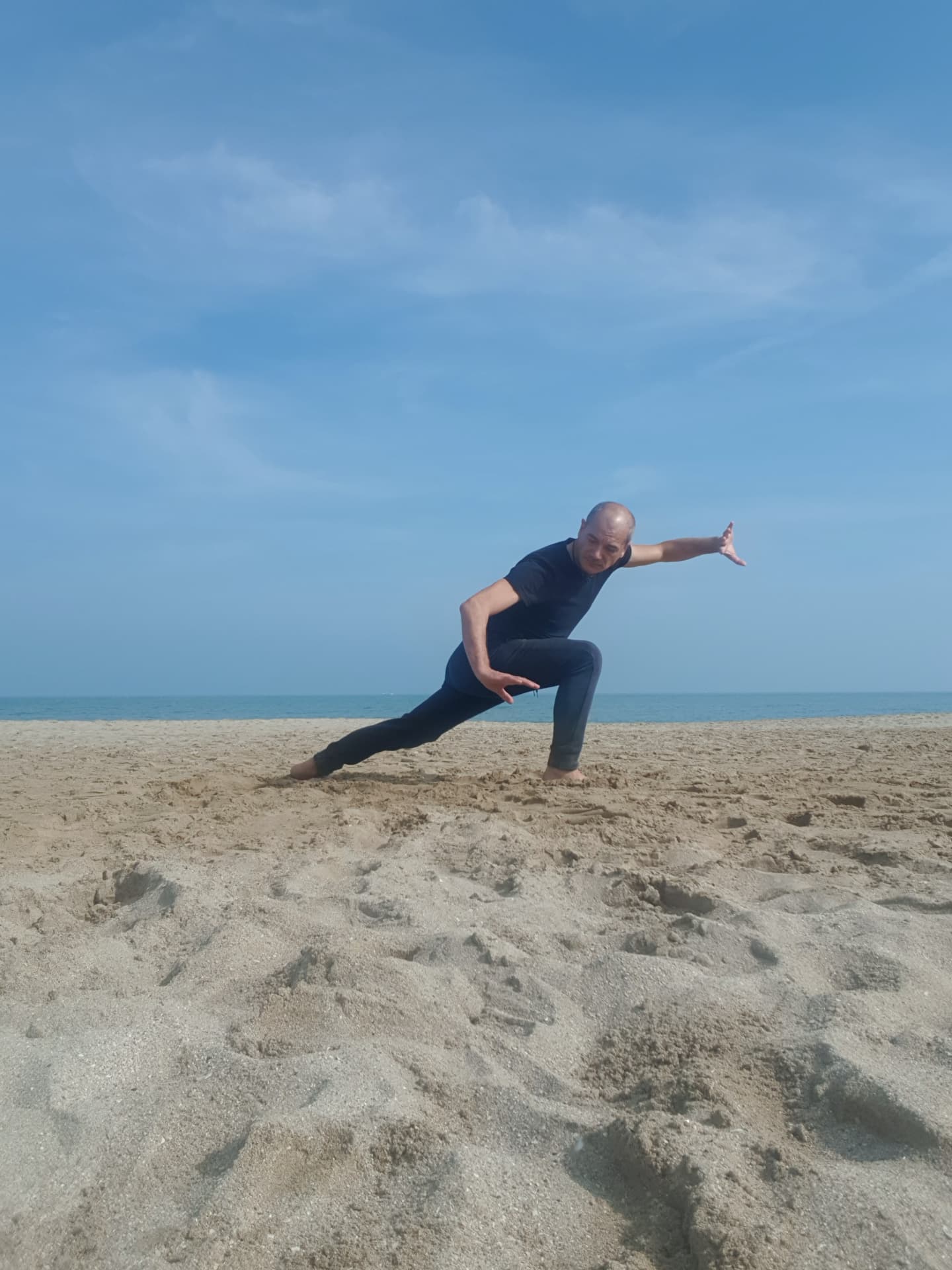 Il M° Antonio Gentile in posizione bassa sulla spiaggia