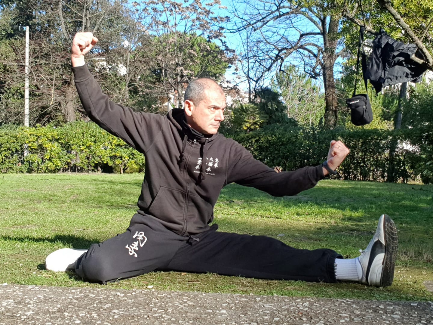 Il M° Antonio Gentile in posizione bassa nel parco