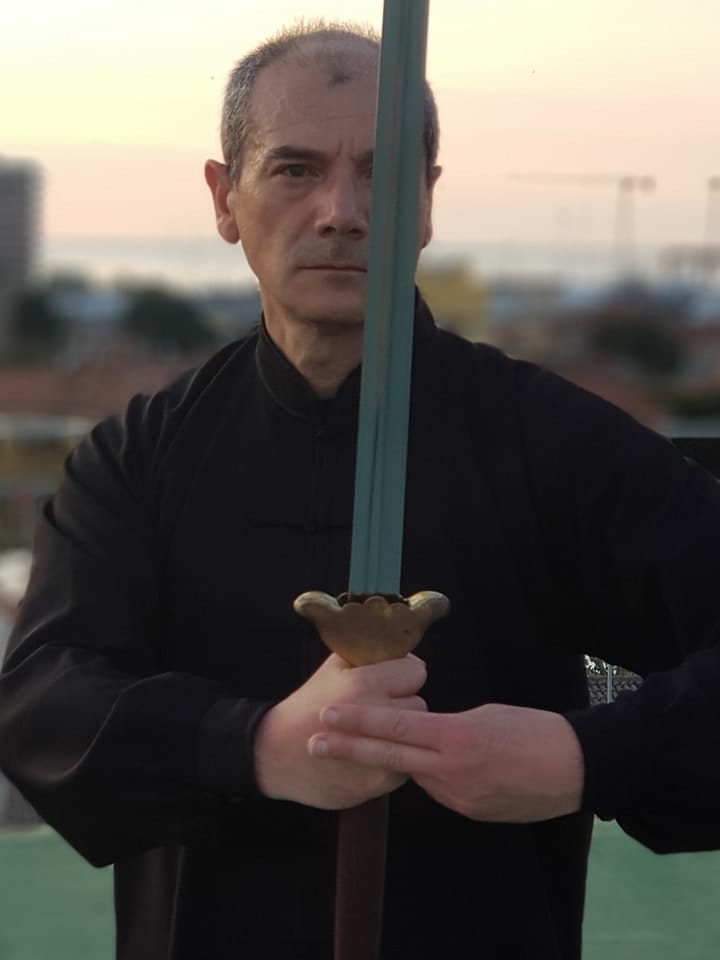 Il M° Antonio Gentile con il Jian al tramonto