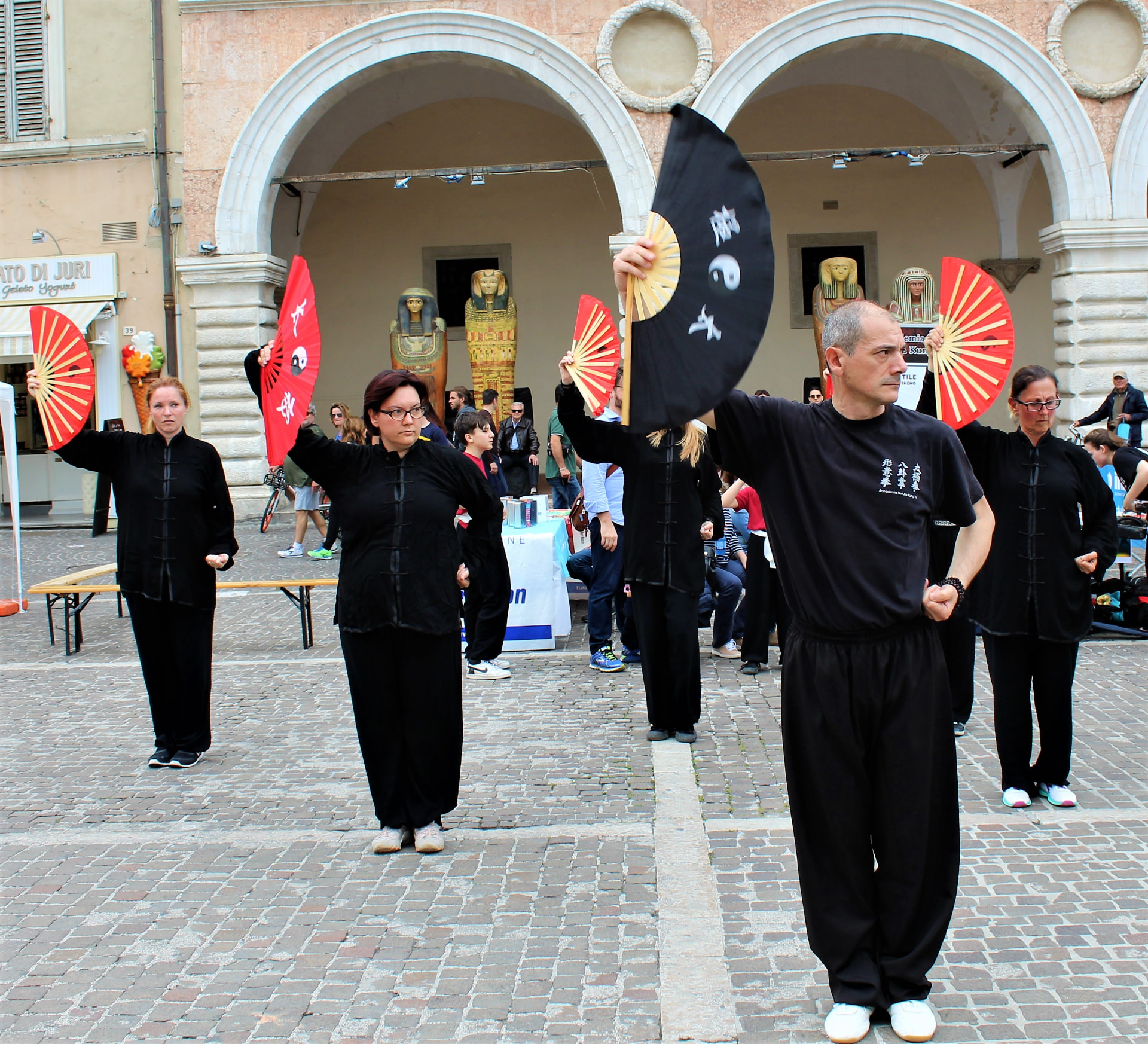 Forma del ventaglio in piazza a Pesaro