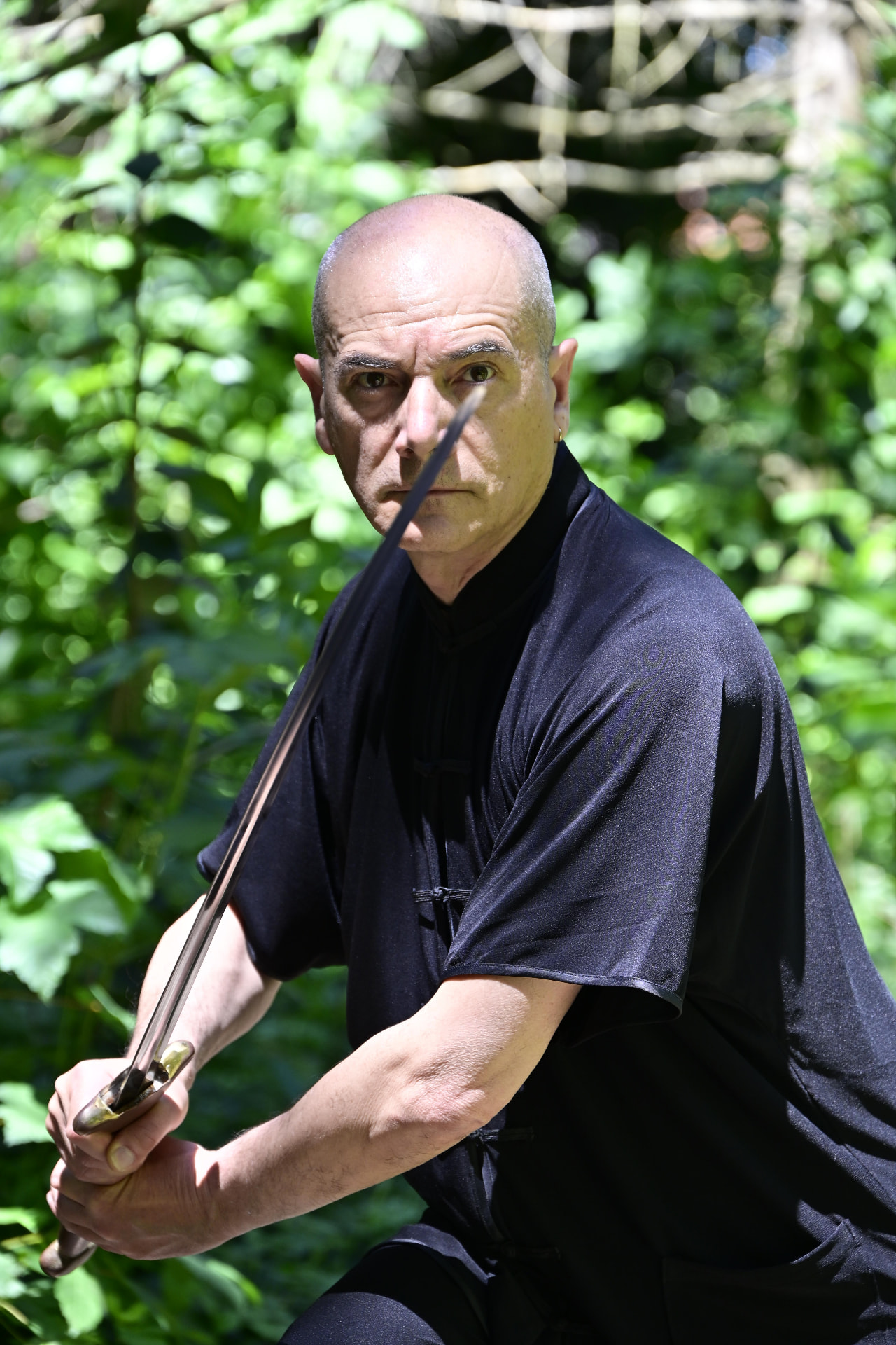 Primo piano del M° Antonio Gentile con la spada Jian