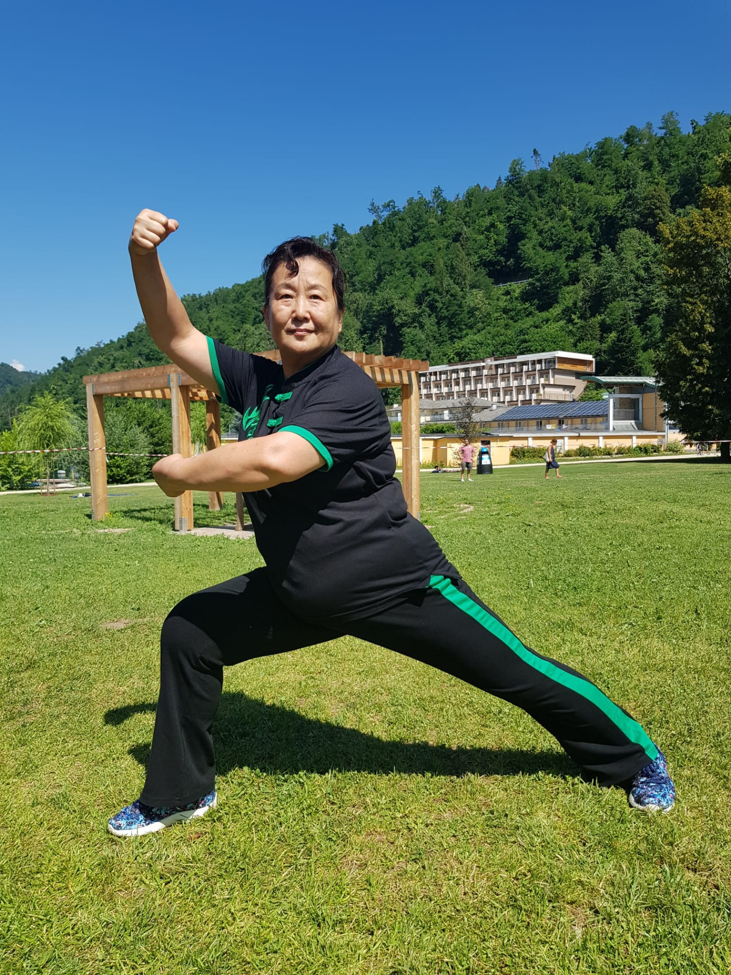 La Maestra Liu Chun Yan, compagna di pratica del G.M° Yang Lin Sheng, in posizione bassa di Tai Ji Quan