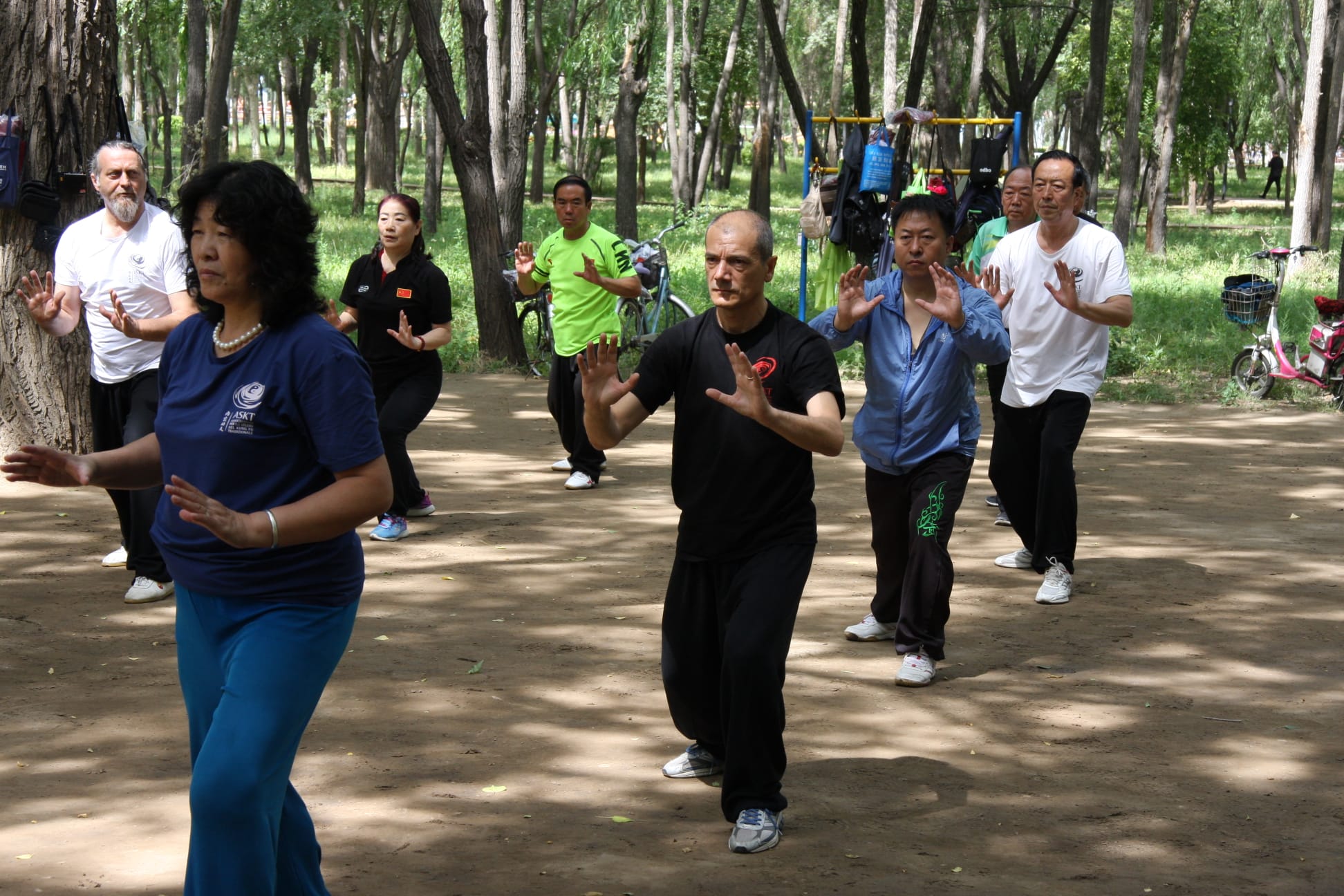 Pratica di gruppo nel parco in Cina
