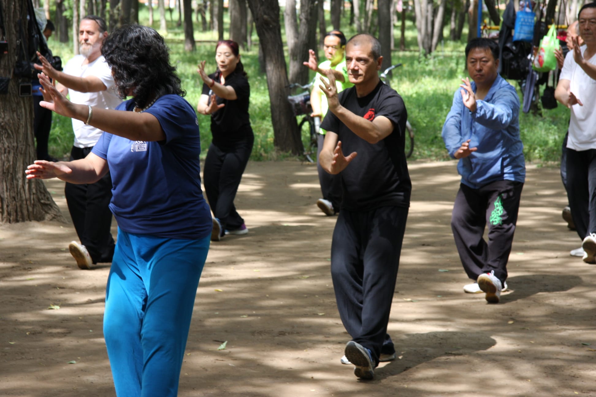 Forma collettiva nel parco durante lo stage in Cina
