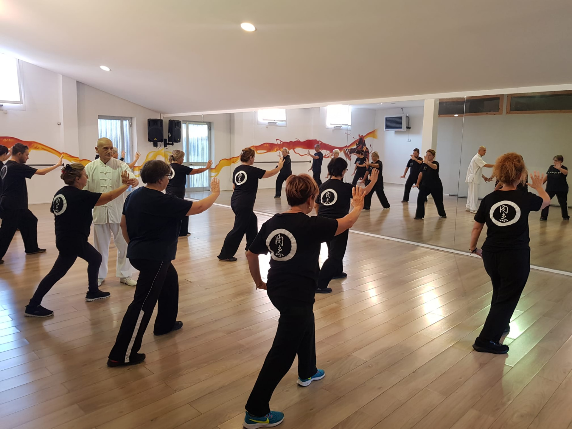 Il Maestro corregge i corsi durante la lezione in sala