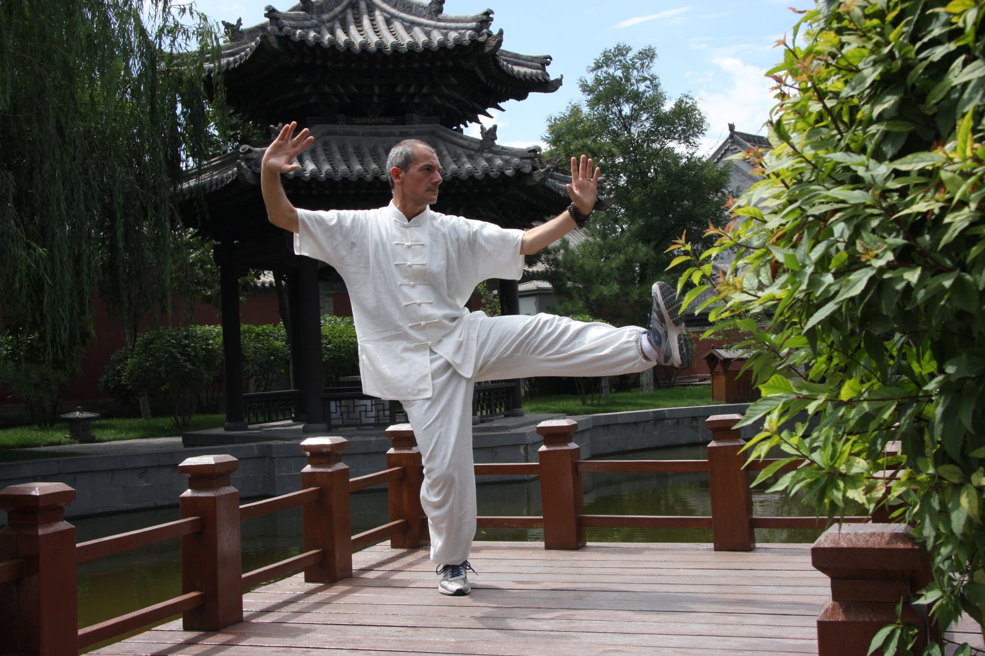 Taiji Quan sul ponte del giardino cinese